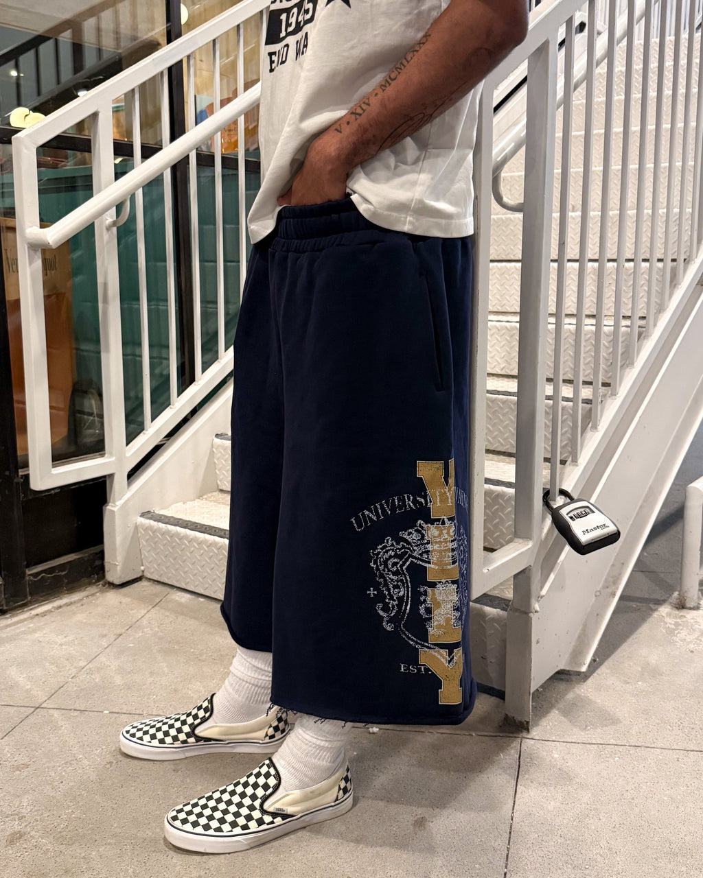 "VLLY" CAPRIS